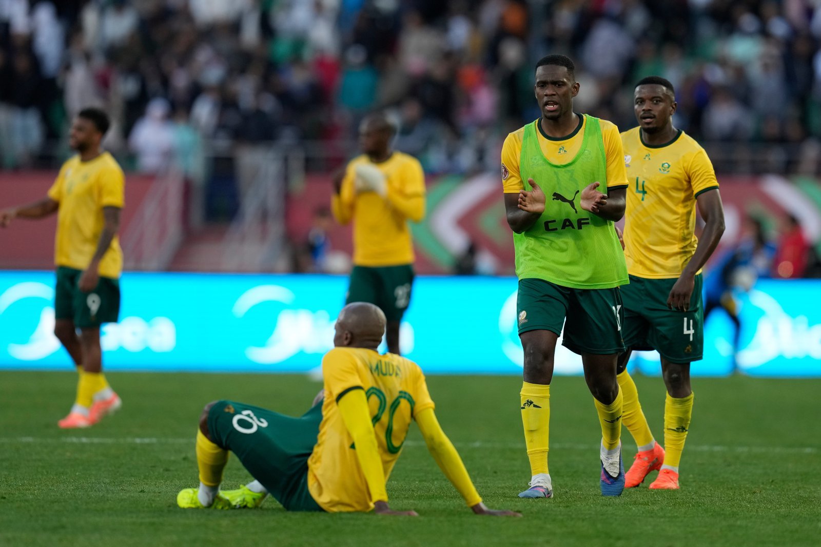 남아프리카공화국 선수들이 27일(한국시간) 이집트와 아프리카네이션스컵 조별리그 B조 2차전서 0-1로 패한 뒤 아쉬워하고 있다. 아가디르(모로코)|AP뉴시스