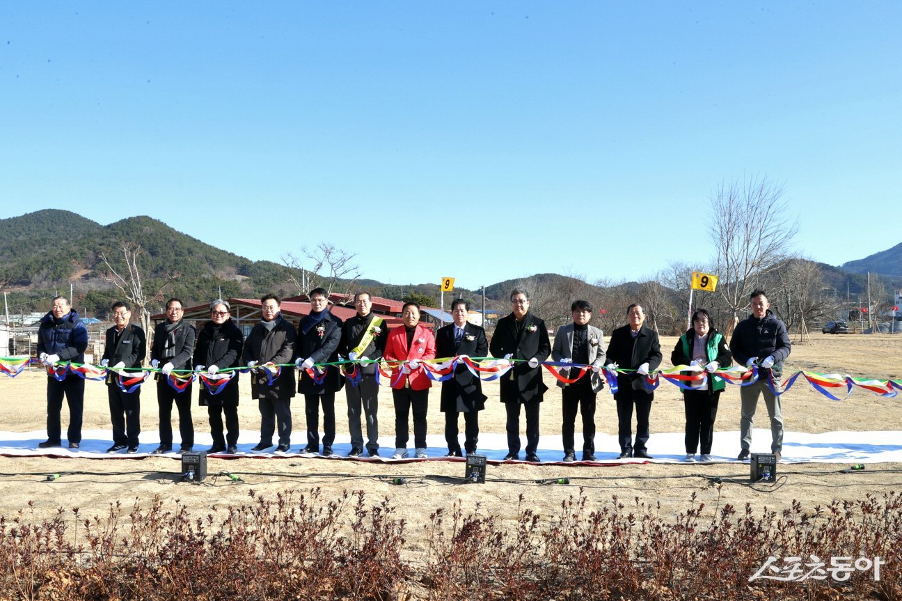 공영민 고흥군수가 ‘풍양 파크골프장’ 준공식을 성황리에 개최하고 테이프 컷팅식을 진행 하고 있다. 사진제공=고흥군