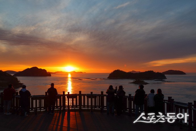 진도군이 2025년의 마지막 해를 보내고 2026년 새해를 맞아 주요 관광지 6곳에서 ‘2025 해넘이·2026 해맞이 행사’를 연다. 사진제공=진도군