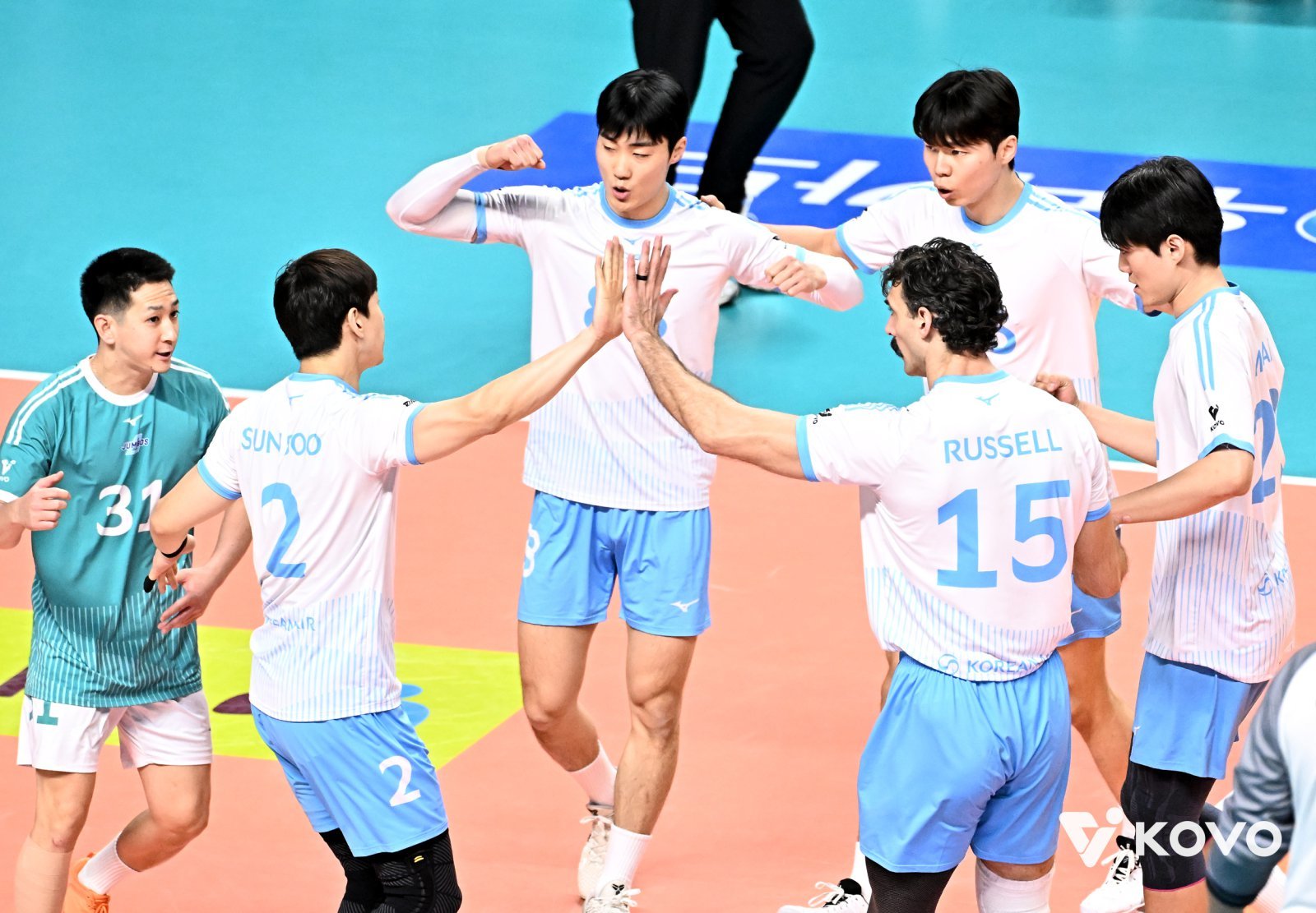 대한항공 선수들이 28일 장충체육관서 열린 우리카드와 V리그 남자부 원정경기에서 팀 득점을 올린 뒤 서로를 격려하고 있다. 사진제공｜KOVO