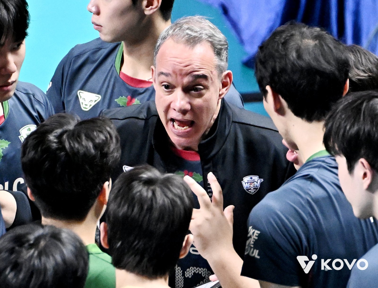 마우리시오 파에스 우리카드 감독이 28일 장충체육관서 열린 대한항공과 V리그 남자부 홈경기 도중 선수들과 작전 타임을 갖고 있다. 사진제공|KOVO