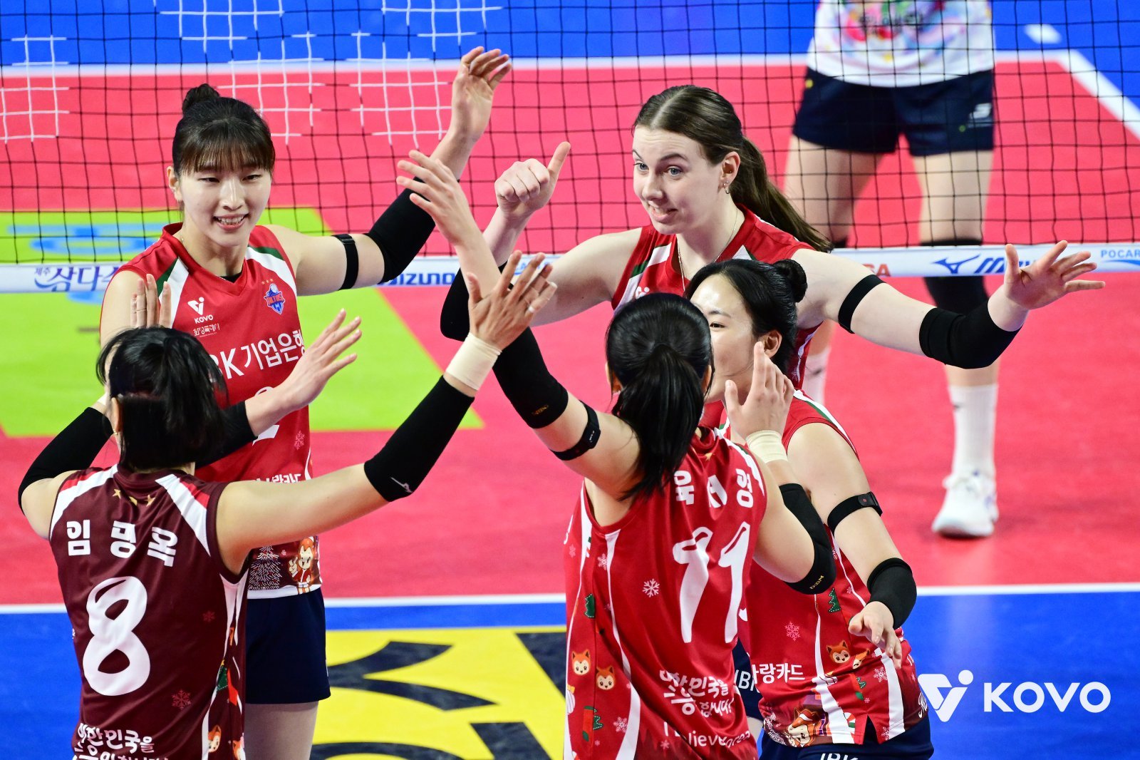 IBK기업은행 선수들이 28일 화성종합체육관서 열린 정관장과 홈경기 도중 득점한 뒤 한데 모여 기뻐하고 있다. 사진제공｜KOVO
