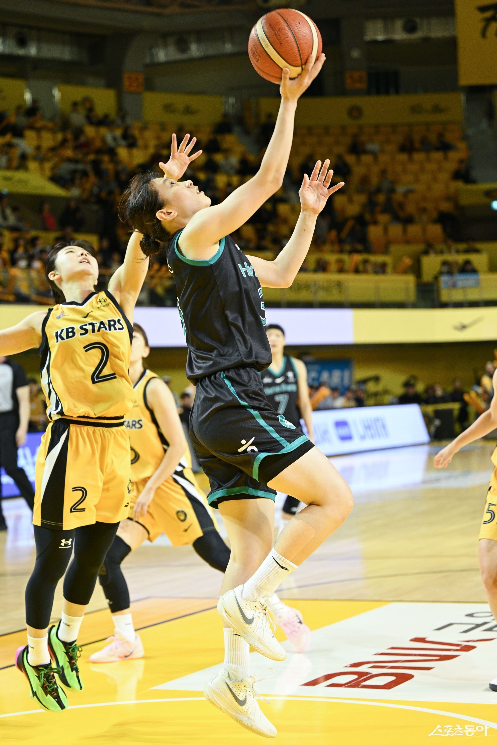 3점슛 5방 터트린 정현…10승 선착한 하나은행, KB스타즈 잡고 1위로 전반기 마무리 [SD 청주 리포트]