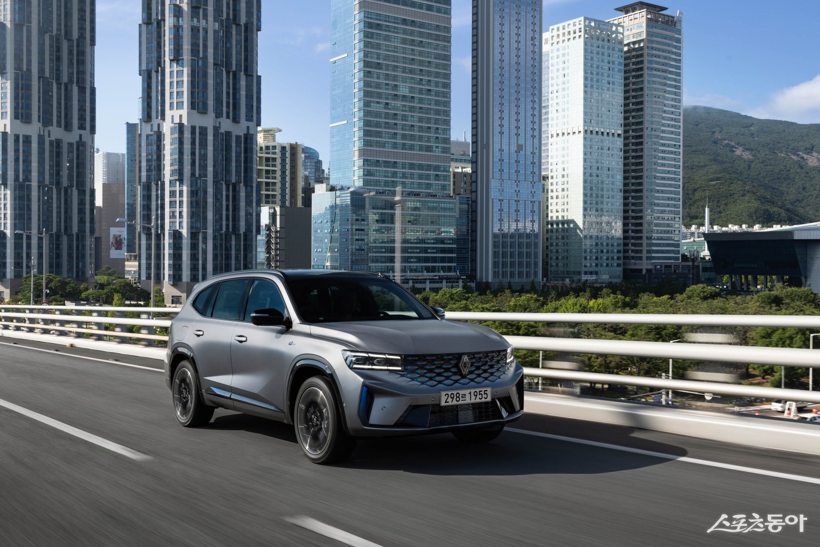 르노 그랑 콜레오스는 혁신적인 디지털 환경과 다채로운 미디어 콘텐츠를 결합하여 이른바 ‘움직이는 멀티 공간’이라는 새로운 기준을 제시해 주목받고 있다. 사진제공 ｜르노코리아