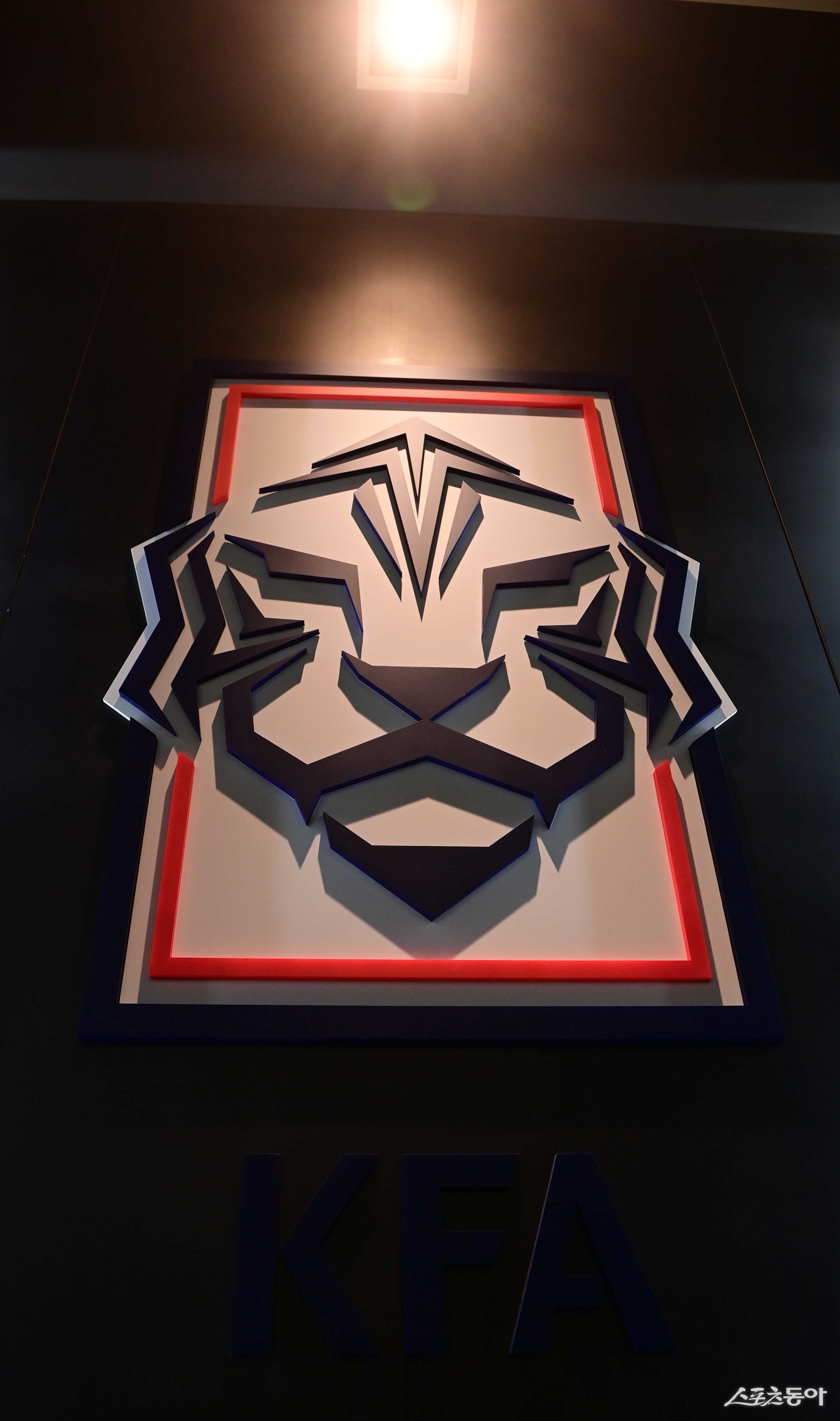 KFA는 29일 “AFC에 2035년 아시안컵 유치의향서를 제출했다”고 밝혔다. 이미 2031년 대회 유치의향서를 2월 제출한 데 이어 AFC가 2031년과 2035년 대회 개최지 선정 절차를 함께 진행하기로 결정함에 따라 KFA는 26일 2035년 대회 유치의향서도 함께 제출했다. 스포츠동아DB