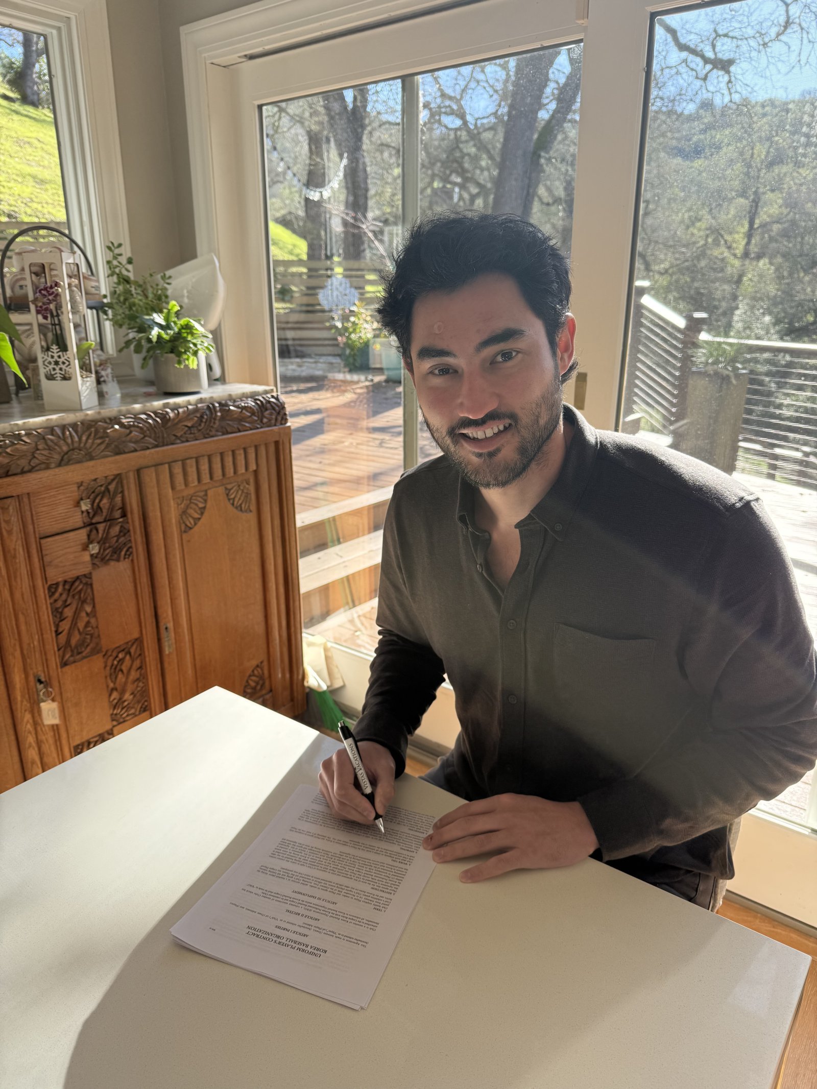 SSG가 29일 외국인투수 미치 화이트와 재계약을 발표했다. 화이트는 120만 달러에 2026시즌 계약을 마쳤다. 계약서에 사인을 하고 있는 화이트. 사진제공｜SSG 랜더스