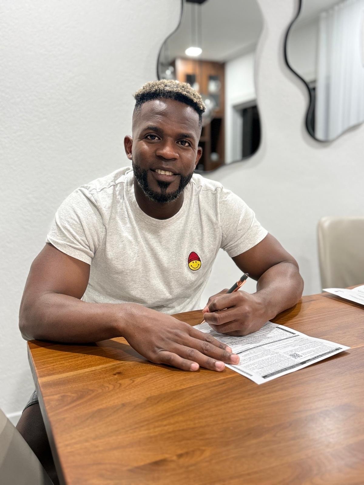 SSG가 29일 외국인타자 기예르모 에레디아와 재계약을 발표했다. 에레디아는 130만 달러에 2026시즌 계약을 마쳤다. 계약서에 사인을 하고 있는 에레디아. 사진제공｜SSG 랜더스