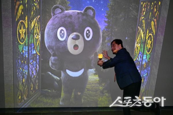 배낙호 김천시장이 김천시 캐릭터 오삼이를 설명하고 있는 모습. 사진제공ㅣ김천시