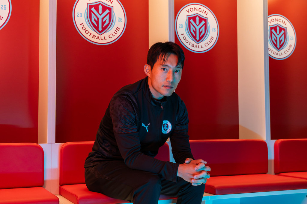 2026시즌 K리그2 무대에 참여할 신생팀 용인FC가 겨울이적시장에서 ‘빅네임’을 대거 흡수하는 광폭 행보를 보이고 있다. 베테랑 미드필더 신진호도 용인 유니폼을 입게 됐다. 사진제공｜용인FC