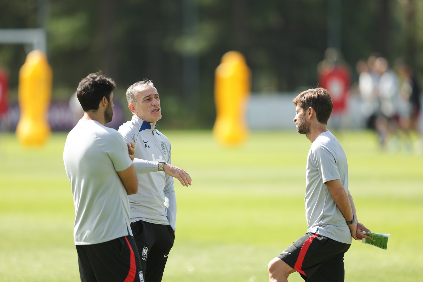 제주 신임 사령탑 세르지우 코스타 감독(오른쪽)이 K리그행을 선택한 데는 그가 보좌한 파울루 벤투 전 축구국가대표팀 감독(가운데)의 조언이 있었다. 사진제공｜대한축구협회