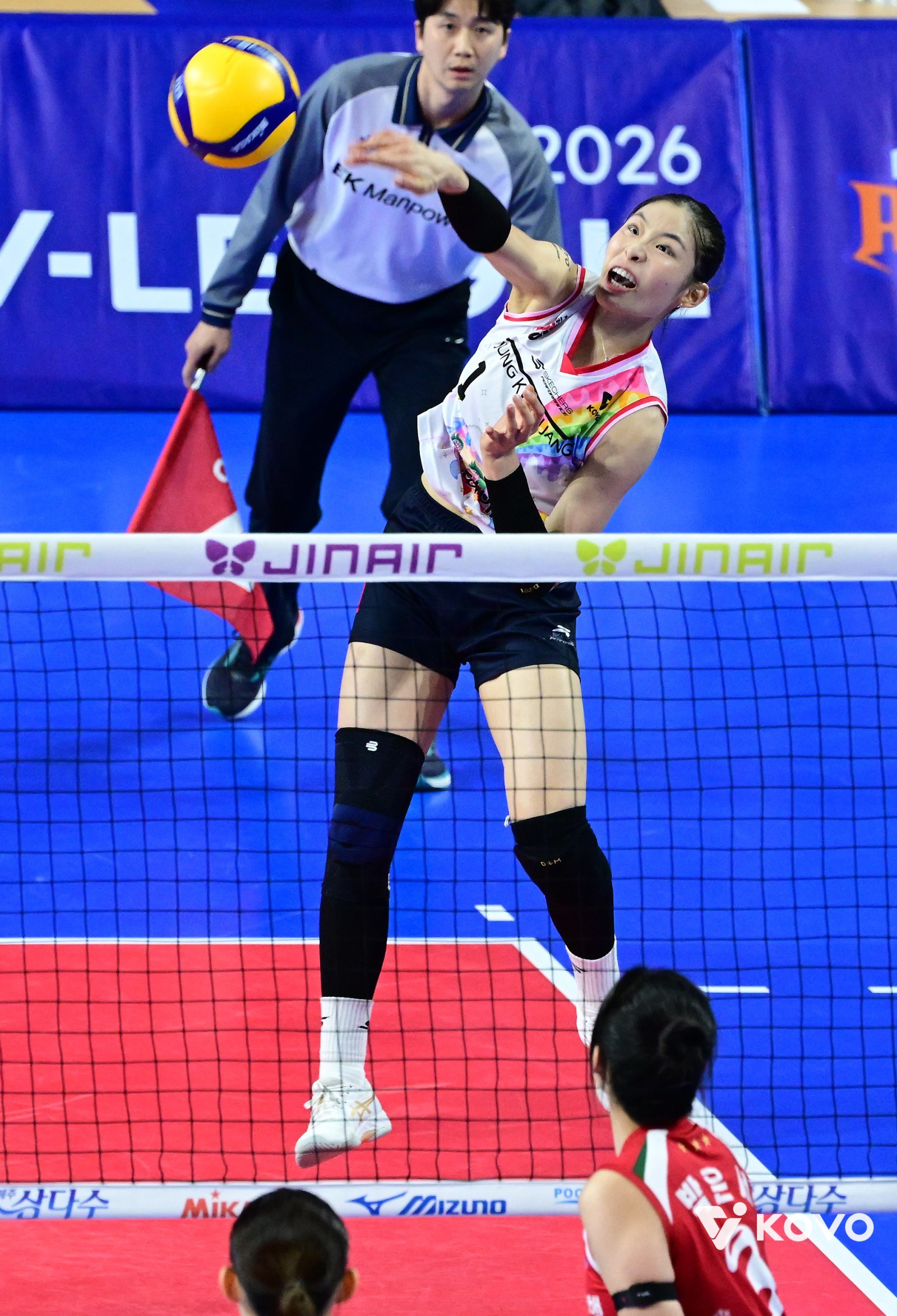 정관장 인쿠시가 28일 IBK기업은행과 원정경기 도중 스파이크를 하고 있다. 사진제공|KOVO