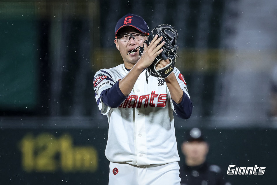 롯데 박세웅이 9월 9일 사직 한화전 도중 동료를 격려하고 있다. 사진제공｜롯데 자이언츠