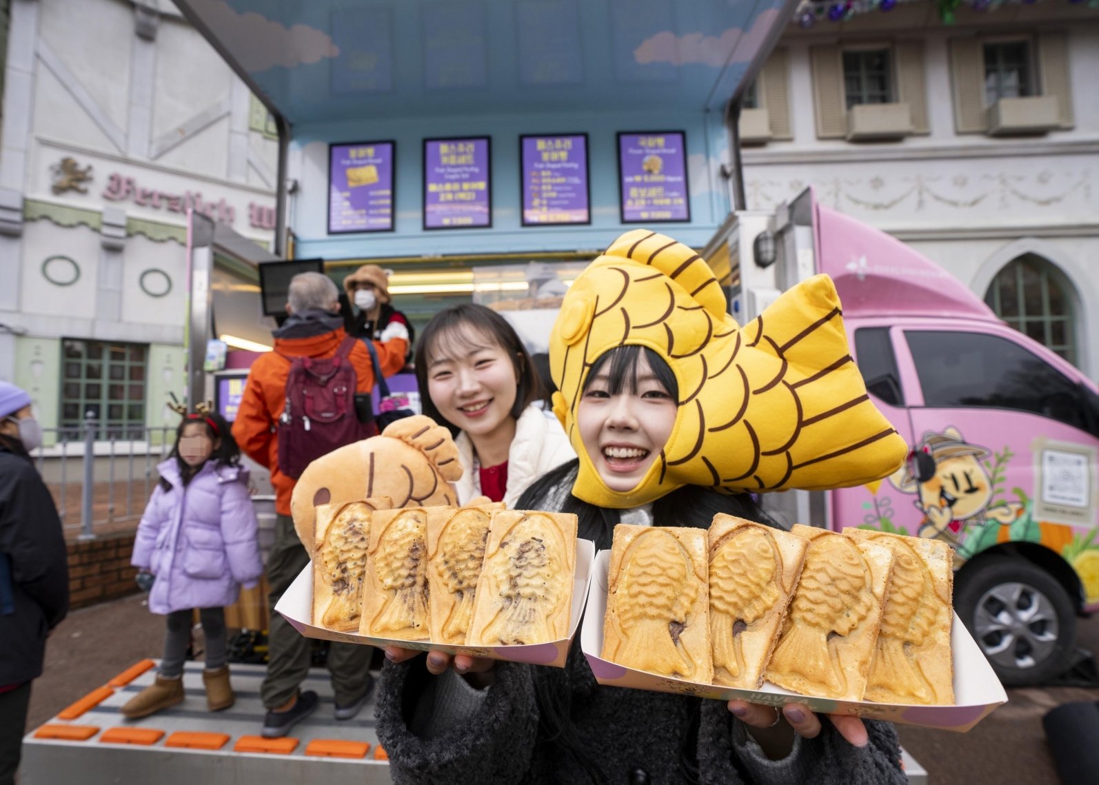 붕어빵을 든 모델이 ‘왓에버 시리즈’ 1월 테마인 붕어빵 러쉬를 소개하고 있다 사진제공 | 에버랜드