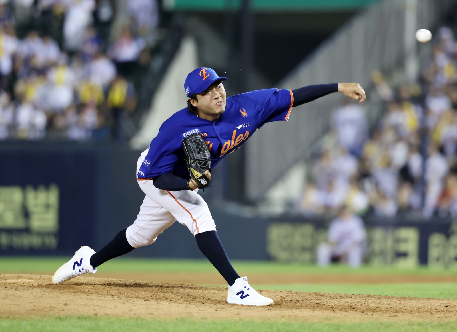 2026 프리에이전트(FA) 시장에 나온 좌완 김범수는 아직까지 새로운 행선지를 정하지 못했다. 베테랑타자 손아섭과 함께 새로운 계약을 기다리고 있는 상황이다. 뉴시스