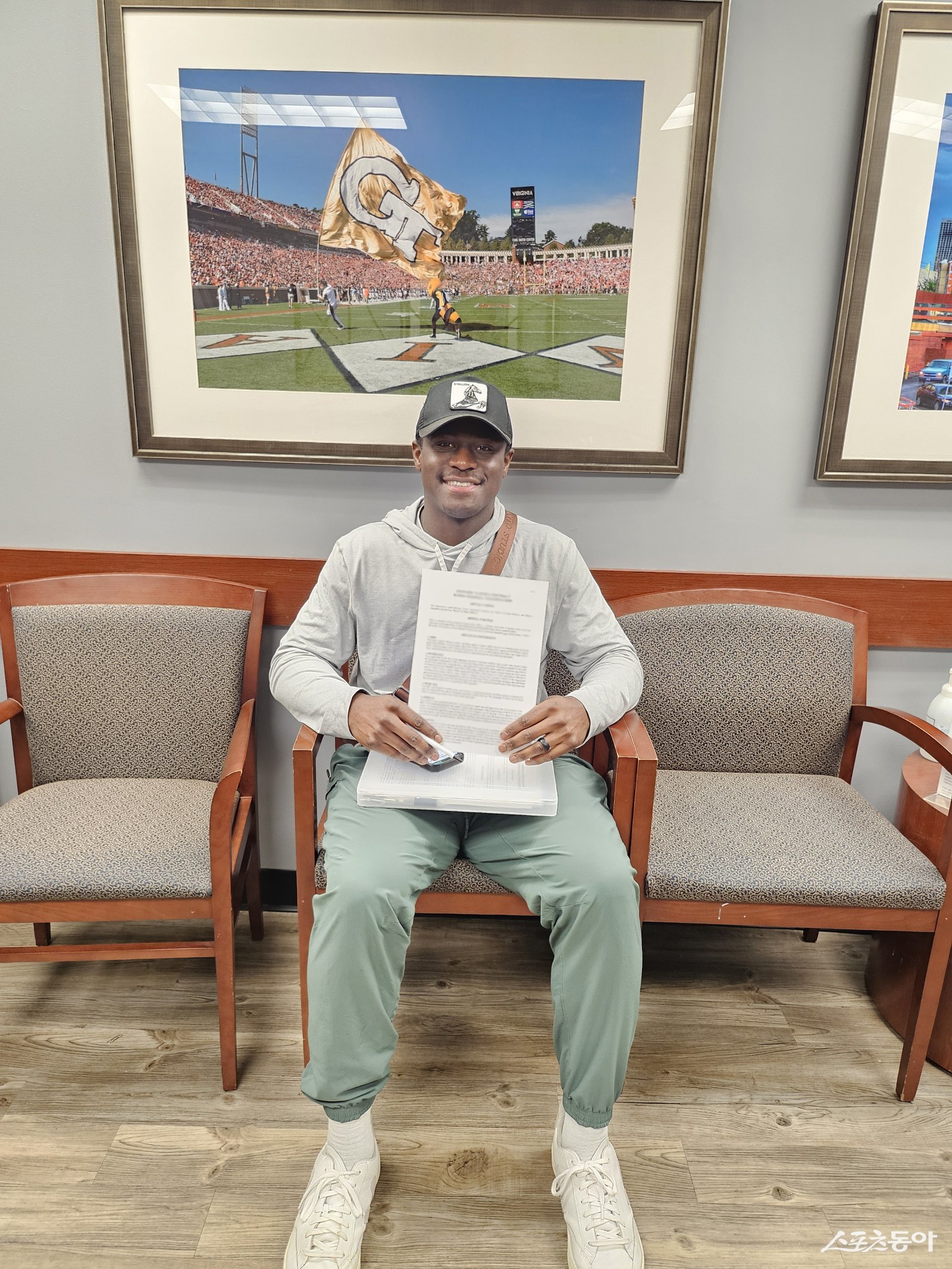 두산이 29일 “새 외국인타자 다즈 카메론과 총액 100만 달러에 계약했다”고 발표했다. 카메론과 사인하며 두산은 2026시즌 외국인선수 구성을 마무리했다. 카메론이 계약을 마친 뒤 기념촬영을 하고 있다. 사진제공｜두산 베어스