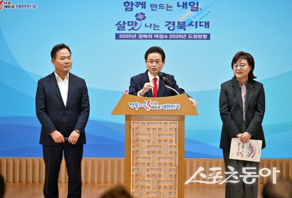 이철우 경북도지사가 ‘2025년 경상북도의 여정과 2026년 도정방향’을 설명하고 있다. 사진제공 ㅣ 경북도