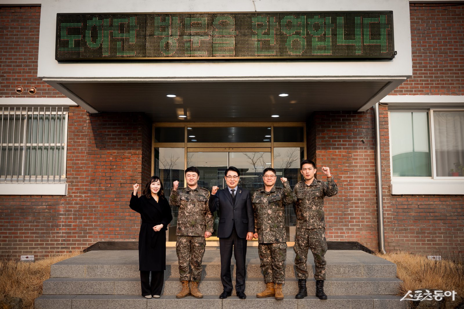 조성대 남양주시의회 의장(가운데)은 29일 연말을 맞아 육군 제7공병여단 도하단을 방문해 기념 촬영하고 있다. 사진제공ㅣ남양주시의회