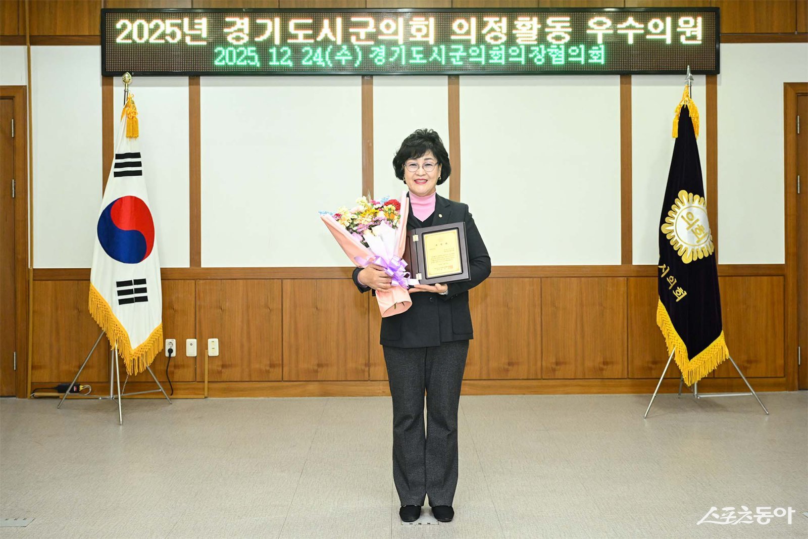 정미영 의원이 지난 24일 동두천시 시민회관에서 ‘2025 경기도 시·군의회 의정활동 우수의원 시상식’에서 수상을 받고 있다. 사진제공ㅣ의정부시의회