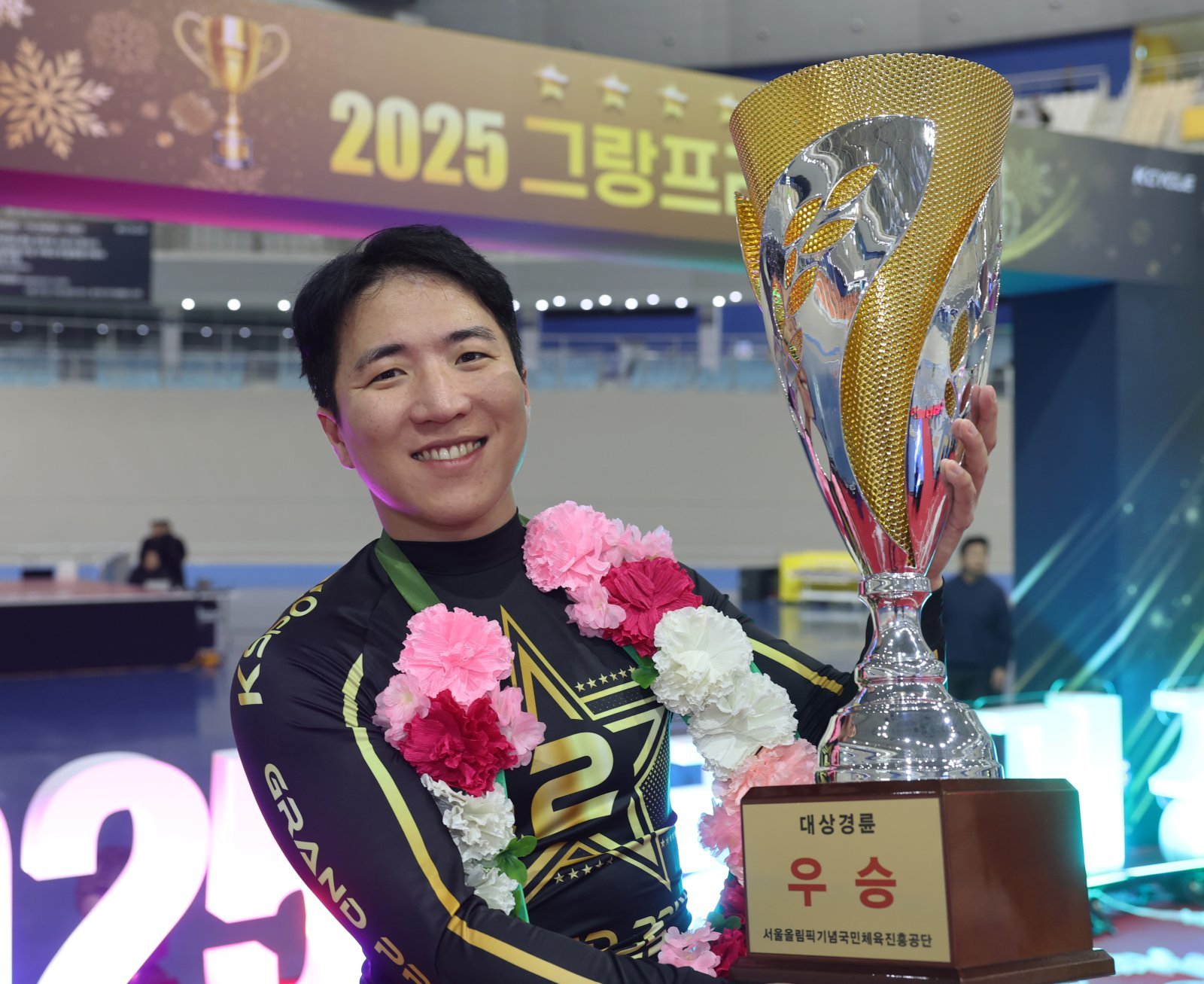 최강 임채빈이 28일 광명스피돔에서 열린 2025 그랑프리 경륜에서 3연패를 달성한 뒤 환하게 웃고 있다. 사진제공 | 국민체육진흥공단