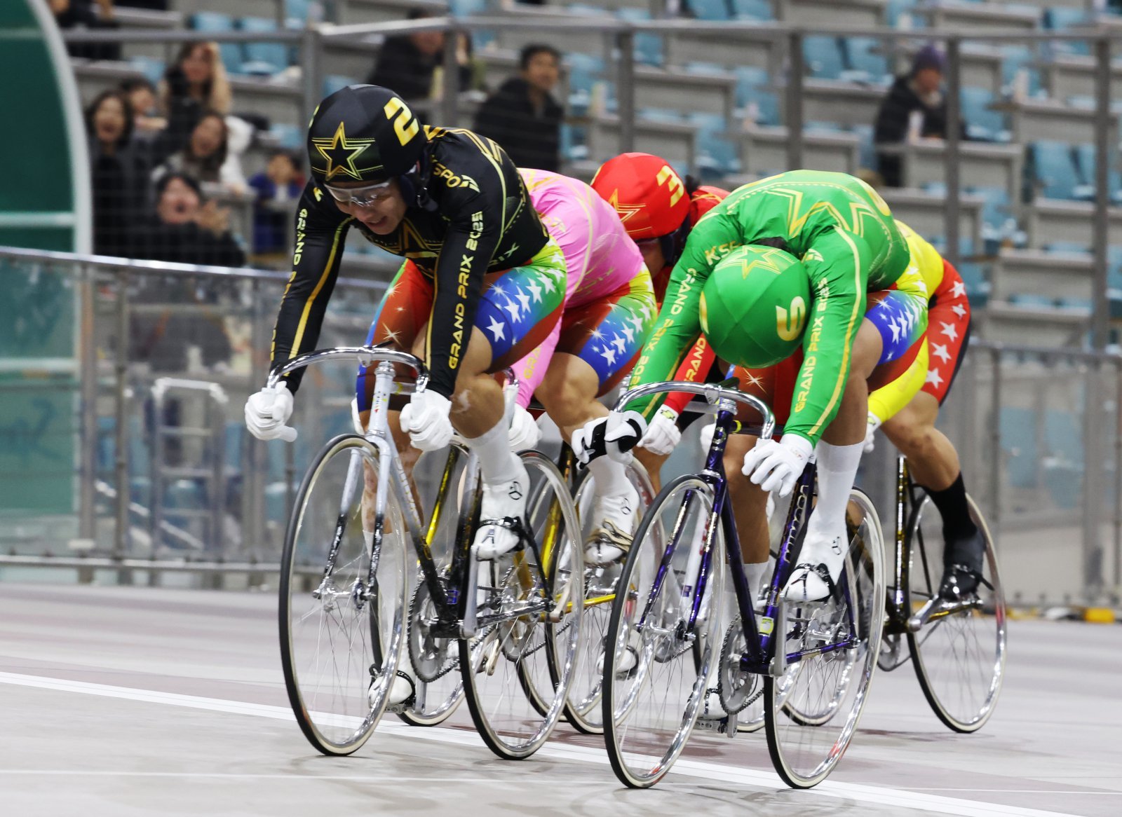 임채빈(2번·검은색)이 28일 광명스피돔에서 열린 2025 그랑프리 경륜 결승전에서 정종진(6번·초록색)을 따돌리고 가장 먼저 결승선을 통과하며 3연패를 달성하고 있다.