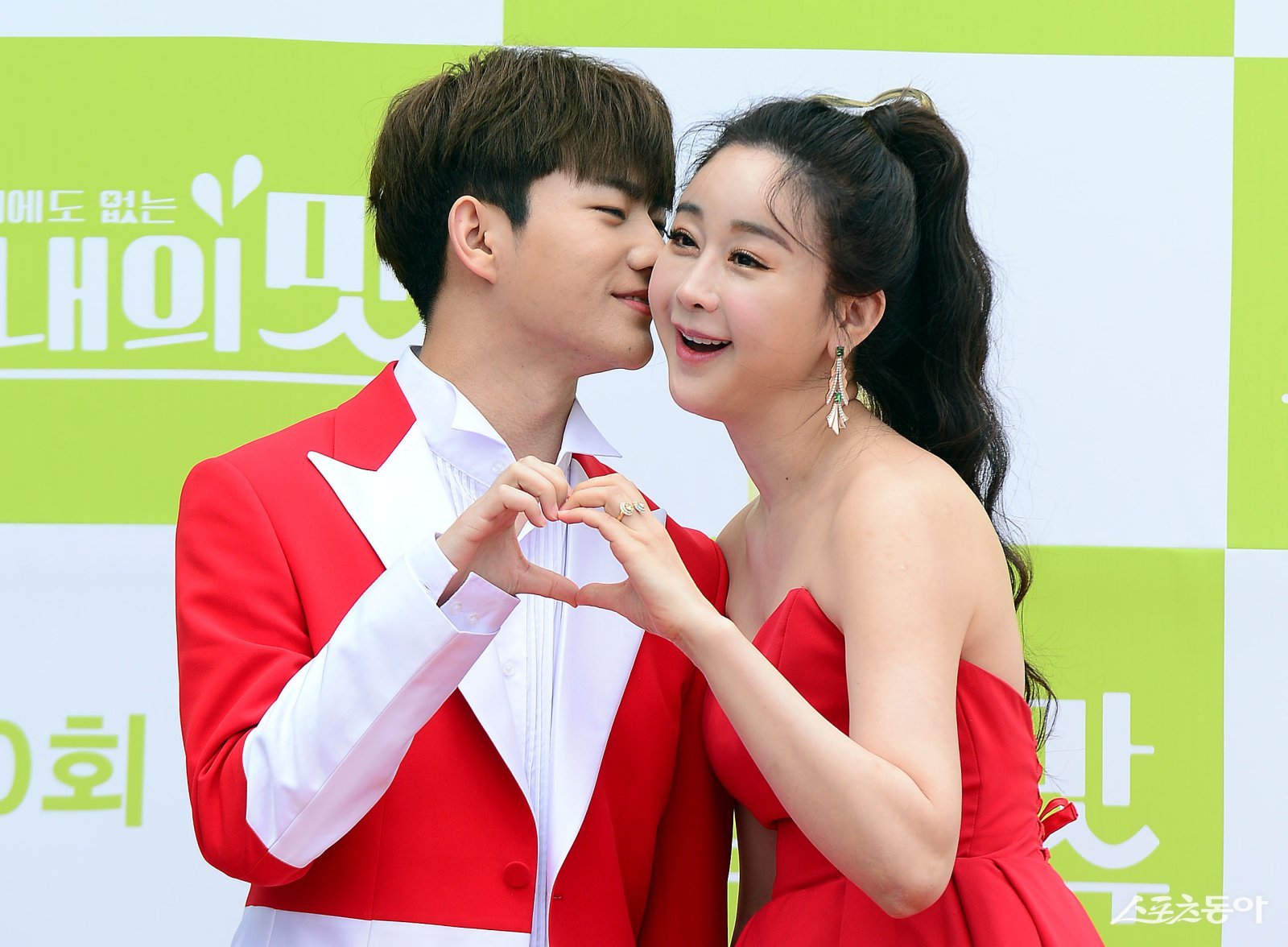 21일 인천 영종도 인천 파라다이스시티 스튜디오 파라다이스에서 열린 TV조선 ‘아내의 맛’ 100회 특집 포토행사에 참석한 함소원, 진화 부부가 카메라를 향해 포즈를 취하고 있다. 영종도 | 김민성 기자 marineboy@donga.com