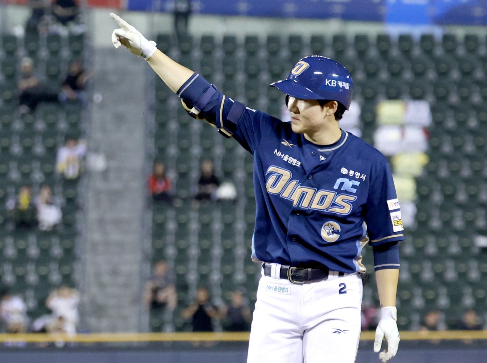 박민우는 2023시즌을 앞두고 NC와 8년 최대 140억 원의 프리에이전트(FA) 계약을 체결했다. 이후 3시즌 연속 3할 타율을 마크해 자신의 가치를 입증했다. 올해는 득점권 타율 1위까지 기록했다. 뉴시스