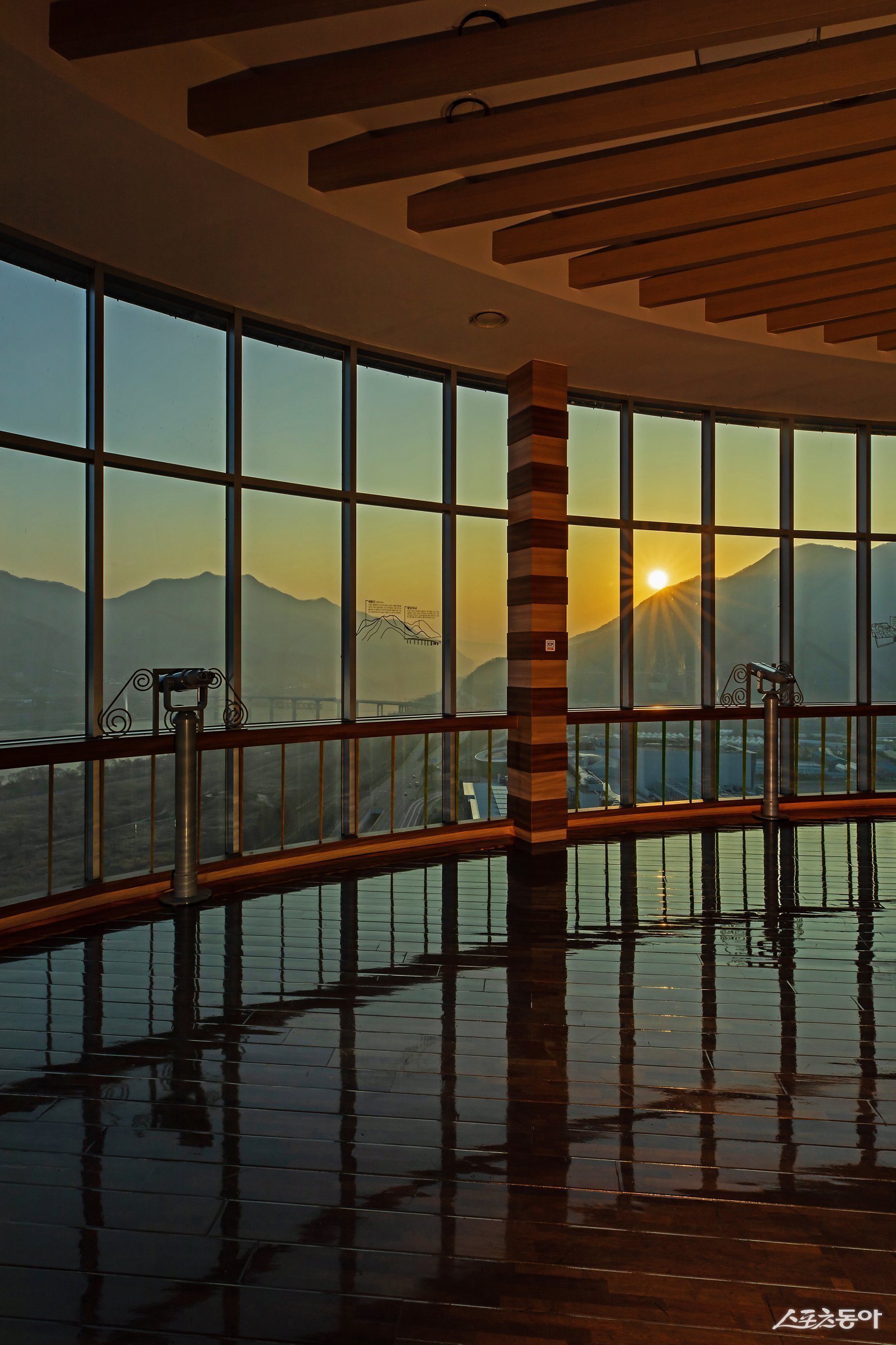 하남시(시장 이현재)는 2026년 병오년(丙午年) 새해 첫날을 맞아 유니온타워 전망대를 평소보다 2시간 앞당겨 개방하고, 시민들에게 도심 속에서 해돋이를 감상할 수 있는 특별한 시간을 제공한다. 사진제공｜하남시