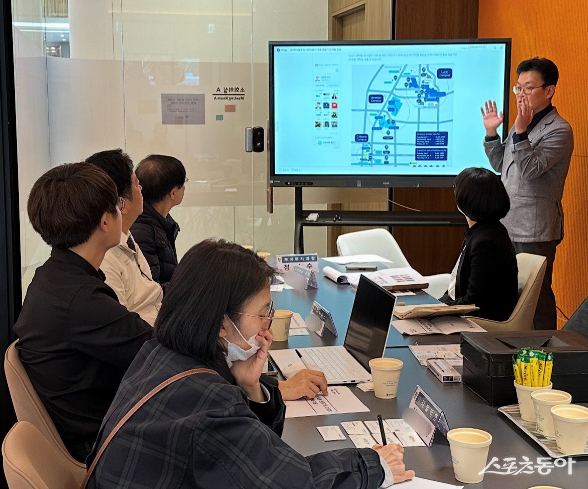 지난 11월 시청 소회의실에서 CES 2026 광명시 단체관에 참가하는 기업들과의 간담회가 진행 중이다. 사진제공|광명시