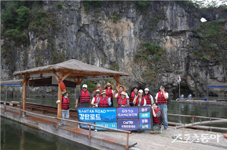 강원관광재단(대표이사 최성현)이 올 한 해 태백·삼척·영월·정선 등 폐광지역 4개 시군을 여행으로 잇는 관광루트 ‘감탄로드’ 특화상품 운영을 통해 약 7억 5천만 원의 직접적인 지역 소비 효과를 거둔 것으로 나타났다(사업 운영 참가자들 모습). 사진제공|강원관광재단