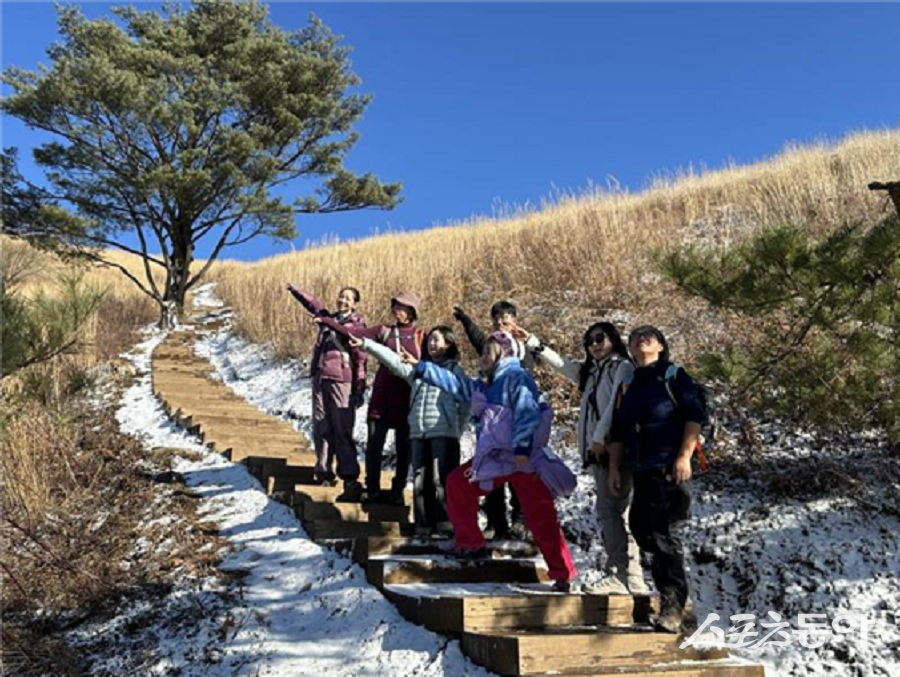 강원관광재단(대표이사 최성현)이 올 한 해 태백·삼척·영월·정선 등 폐광지역 4개 시군을 여행으로 잇는 관광루트 ‘감탄로드’ 특화상품 운영을 통해 약 7억 5천만 원의 직접적인 지역 소비 효과를 거둔 것으로 나타났다(사업 운영 참가자들 모습). 사진제공|강원관광재단