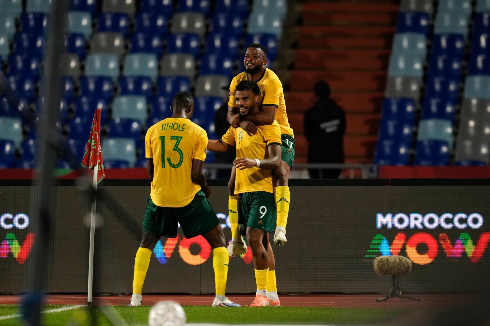 남아공은 30일(한국시간) 모로코의 마라케시 스타디움에서 열린 대회 조별리그 B조 3차전서 짐바브웨를 3-2로 제압하며 조 2위로 16강에 진출했다. 23일 앙골라와 1차전서 득점한 뒤 기뻐하는 남아공 선수들. 마라케시(모로코)|AP뉴시스