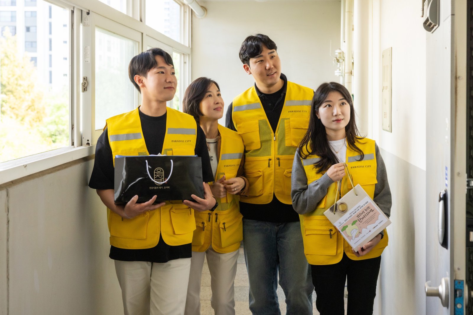 ‘효(孝)드림 봉사활동’에 참여한 파라다이스 임직원들이 지역사회 어르신들을 방문하고 있다.    파라다이스그룹 제