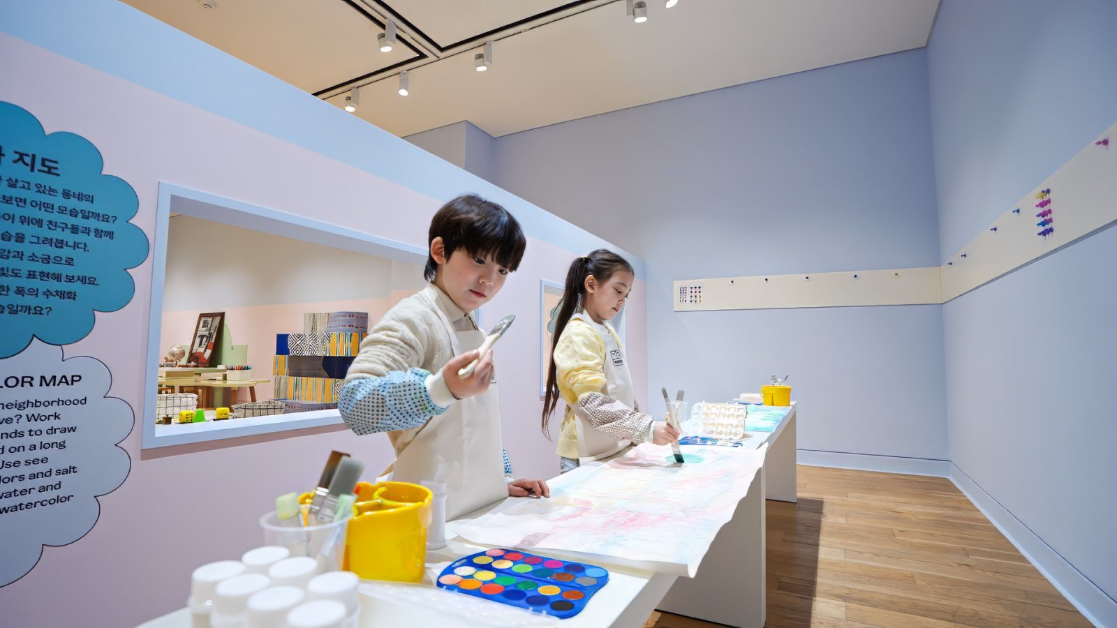 현대어린이책미술관 ‘생각 수장고’ 전시에서 본인이 살고 있는 동네를 그려보는 ‘수채화 지도’ 체험을 하고 있는 어린이들. 사진제공｜현대백화점