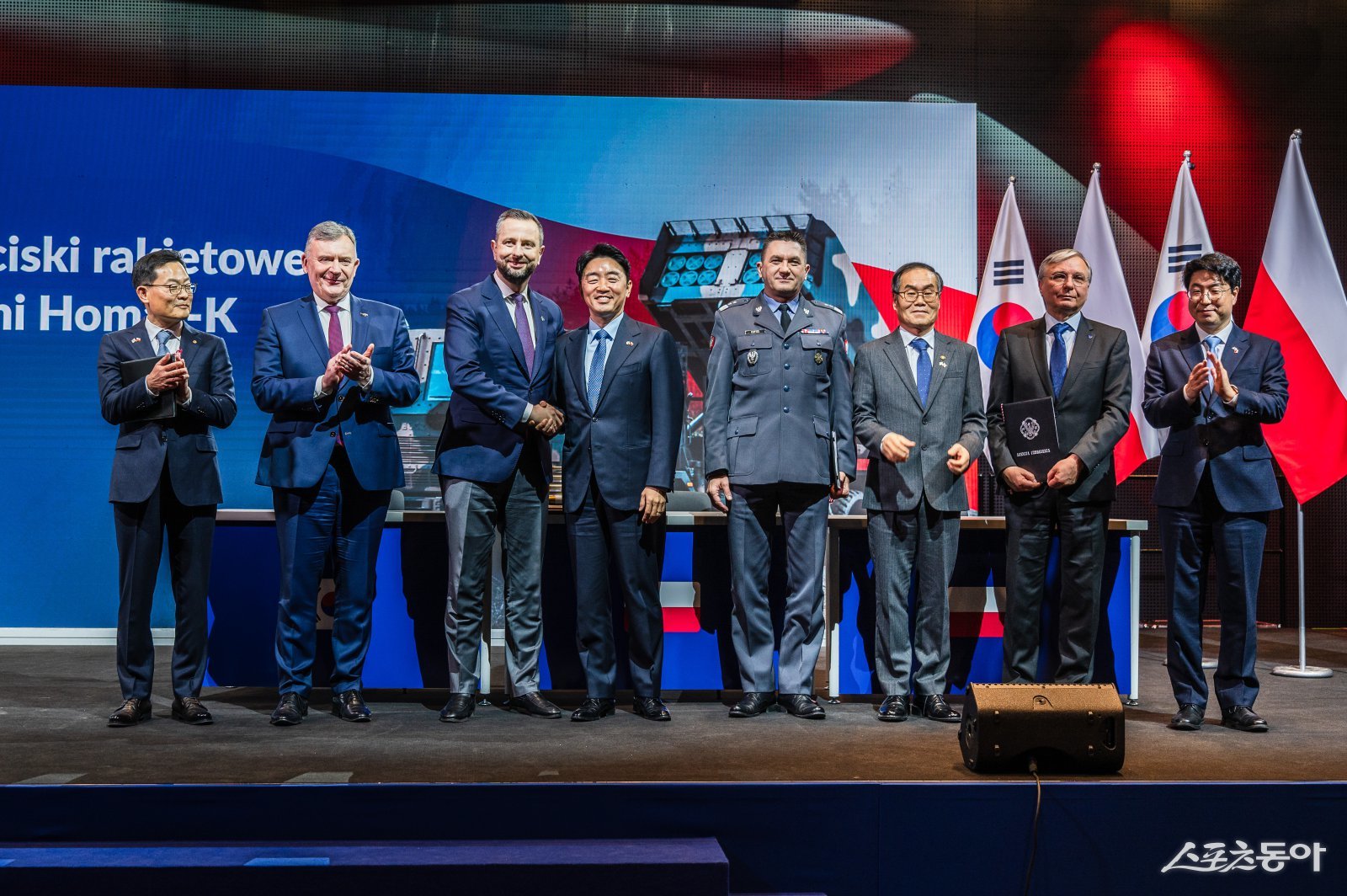 29일(현지시간) 폴란드 바르샤바 군사 박물관에서 열린 ‘천무 3차 실행계약 체결식’에서 강훈식 대통령실 비서실장(왼쪽에서 4번째)이 코시니악 카미슈 폴란드 부총리와 악수하고 있다. 왼쪽부터 손재일 한화에어로스페이스 대표이사, 파베우 베이다 폴란드 국방부 차관, (왼쪽에서 5번째부터) 아르투르 쿱텔 폴란드 군비청장, 이용철 방사청장, 피오트르 보이첵 WB그룹 회장, 원종대 국방부 자원관리실장. 사진제공 ｜한화에어로스페이스