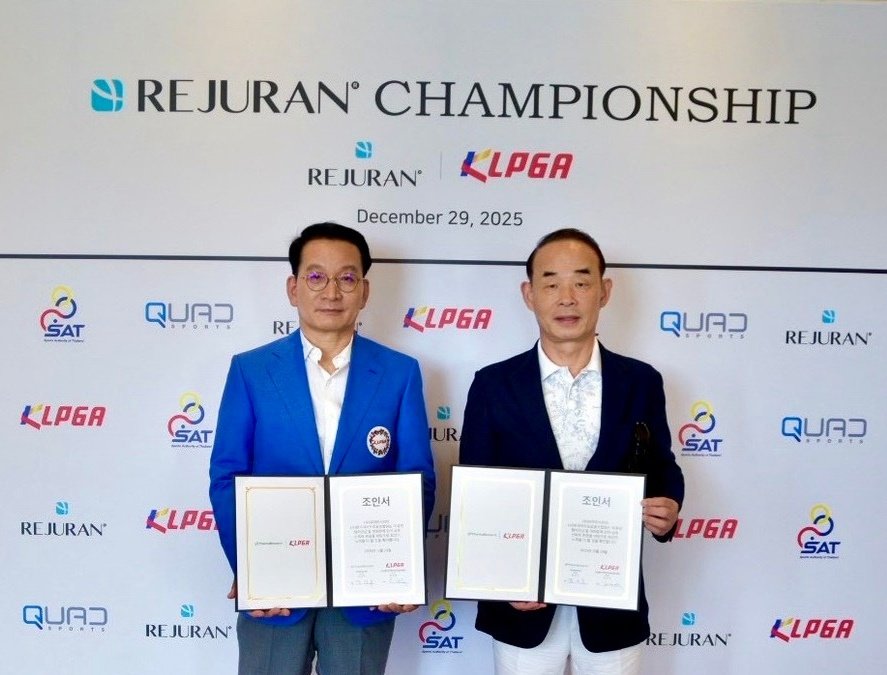 KLPGA 김상열 회장(왼쪽)과 파마리서치의 정상수 회장이 2026시즌 개막전 ‘리쥬란 챔피언십’ 개최 조인식을 마친 뒤 포즈를 취하고 있다. 사진제공 | KLPGA