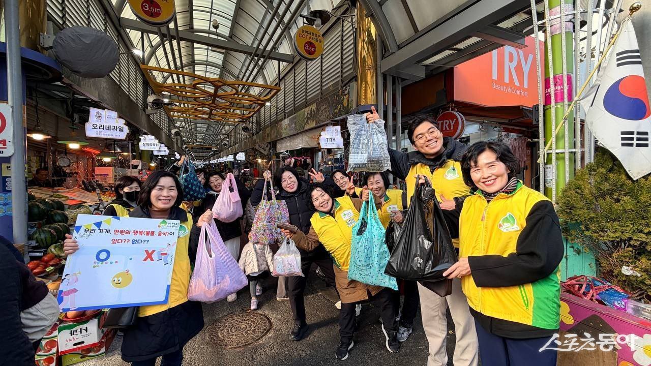 지난 11일 신천지자원봉사단 거제지부가 연말을 맞아 시장 활성화를 위한 장보기 캠페인을 펼친 후 기념촬영을 하고 있다. (사진제공=신천지 부산야고보지파)
