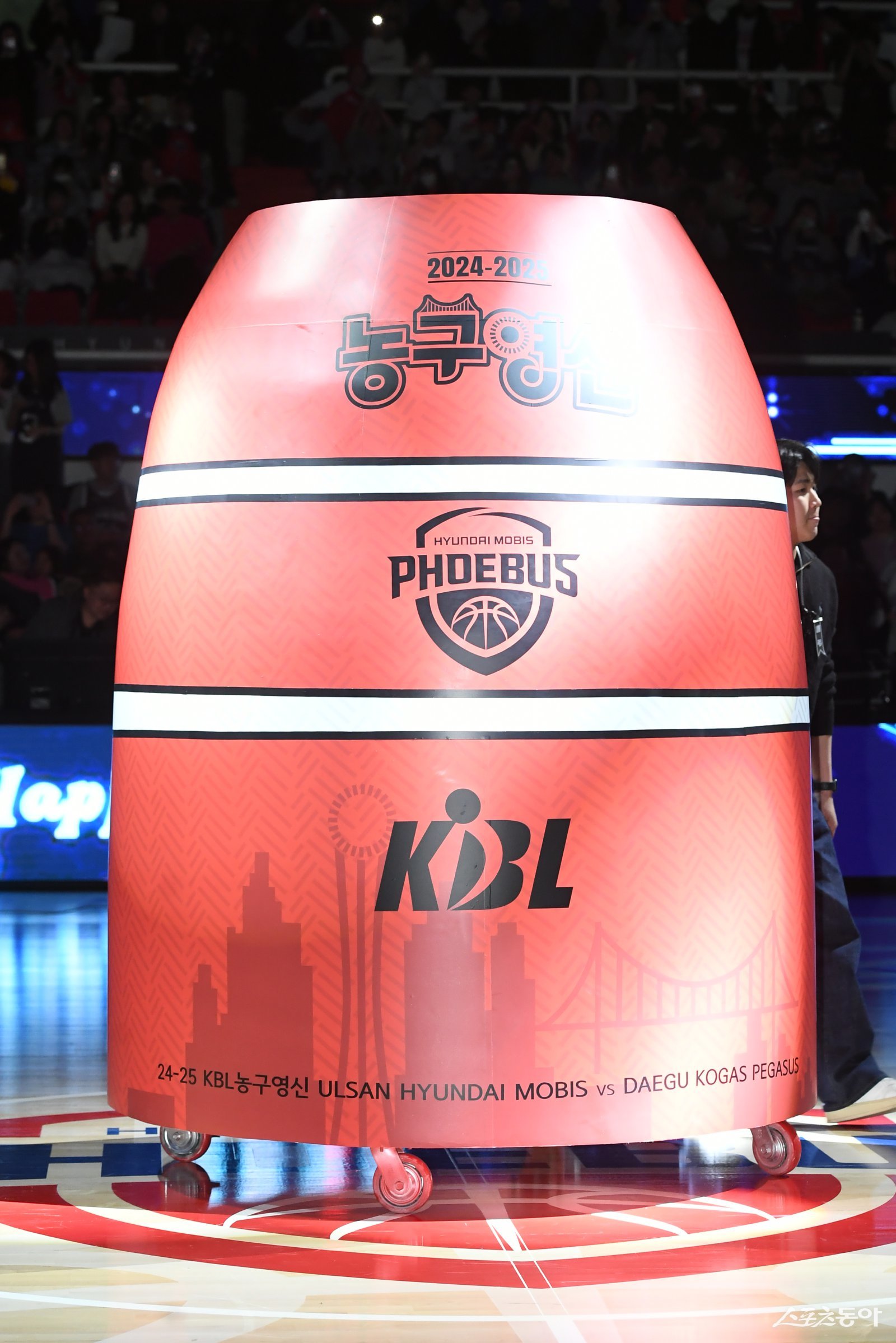 2025년의 마지막 프로농구 경기인 KCC-DB의 농구영신 매치가 31일 오후 9시30분 부산 사직체육관에서 열린다. 치열한 승부와 다양한 이벤트를 즐길 수 있어 팬들의 관심도 크다. 사진제공ㅣKBL