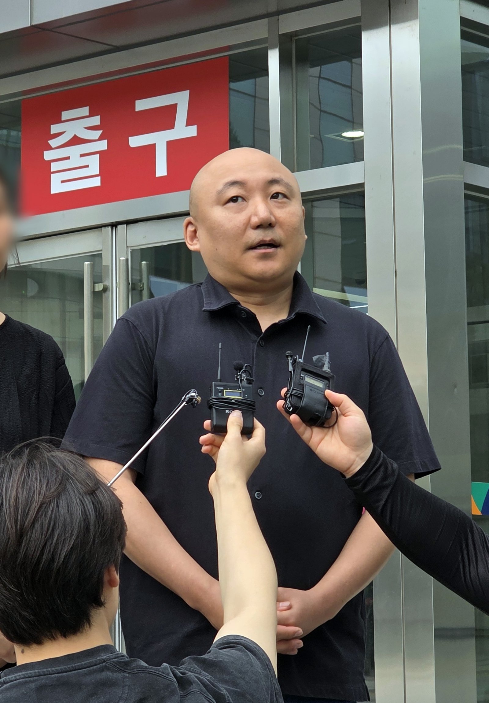 [수원=뉴시스] 변근아 기자= 13일 수원지법 청사 앞에서 주호민씨가 취재진들에게 특수교사 A씨의 항소심 무죄 선고 결과에 대한 입장을 밝혔다. 2025.05.13. photo@newsis.com *재판매 및 DB 금지