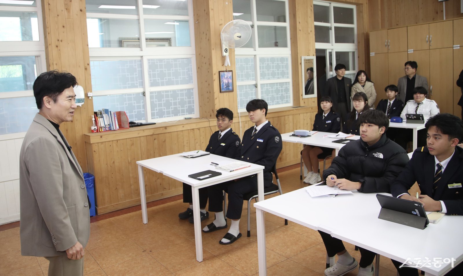 김대중 전라남도교육감이 30일 완도수산고등학교를 찾아 학생들에게 격려의 말을 전하고 있다.  사진제공=전남교육청