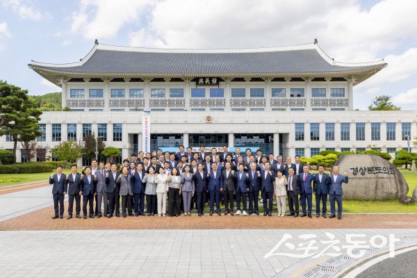 경상북도의회가 제12대 후반기를 마무리하면서 단체 사진을 촬영하며 파이팅하고 있다. 사진제공 ㅣ 경북도의회