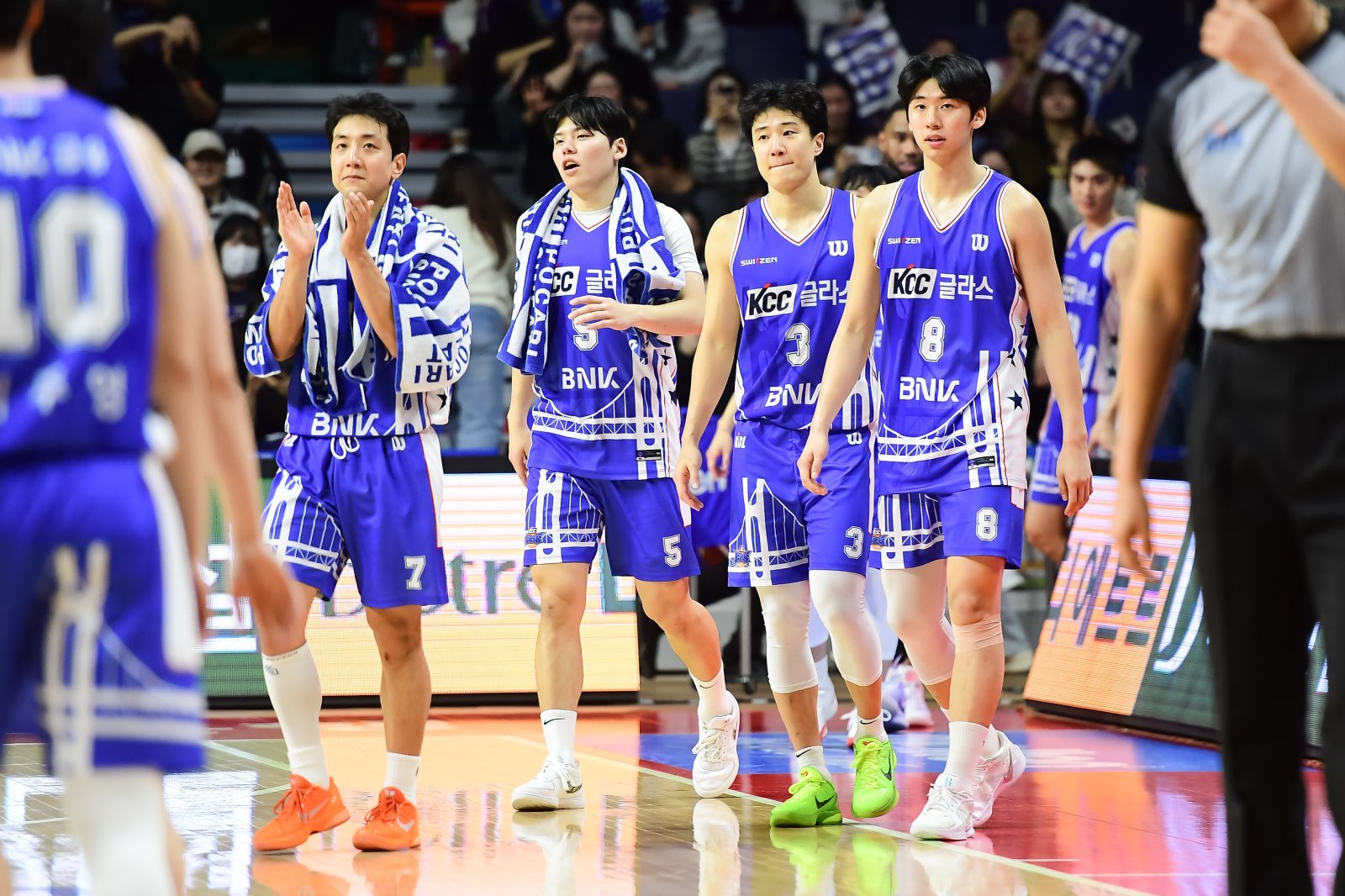이번 시즌 프로농구 상위권 순위 다툼은 매우 치열하다. 선두 LG부터 5위 SK까지 격차가 3.5경기에 불과해 그 누구도 안심할 수 없는 상황이다. 공동 3위 KCC 선수들. 뉴시스