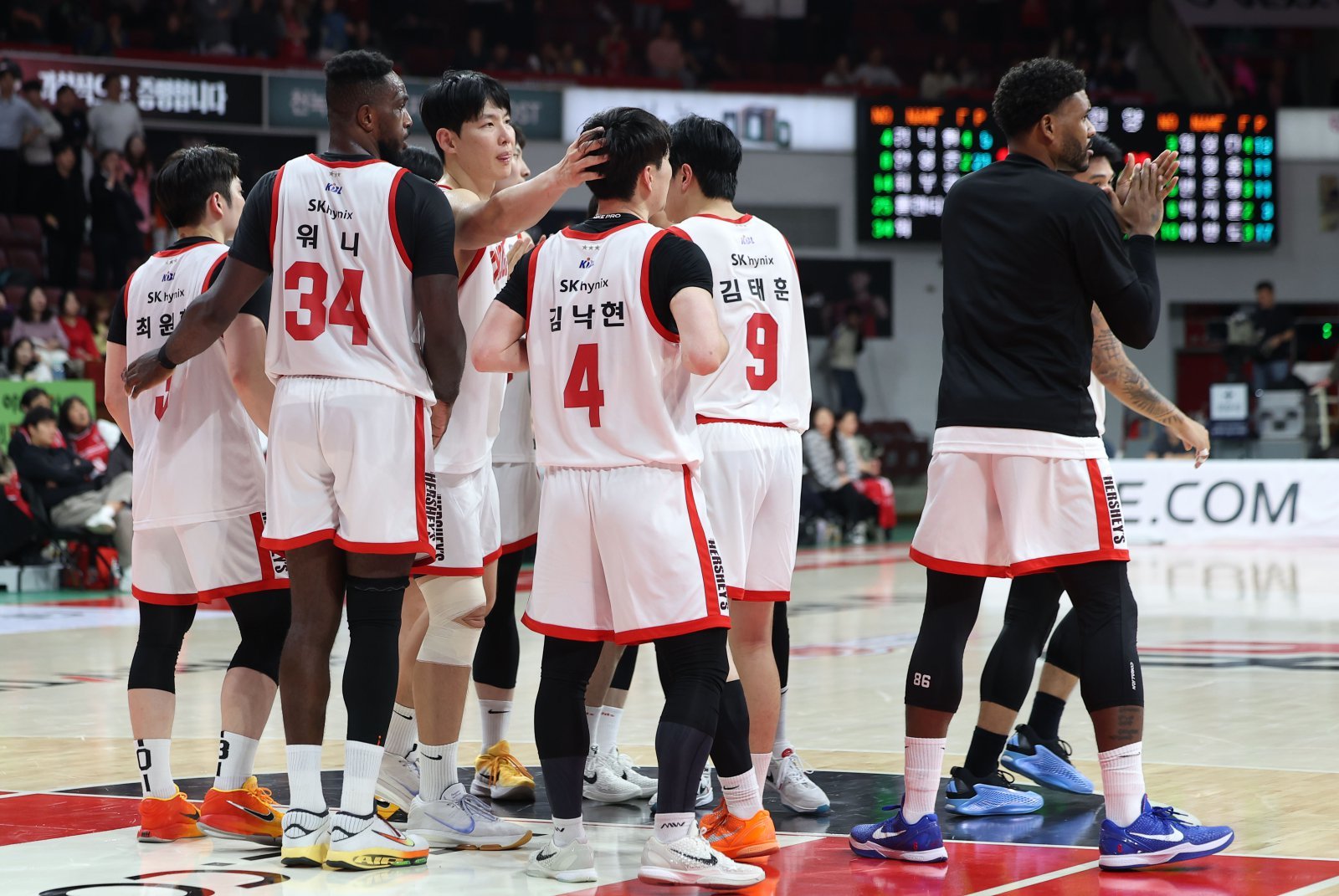 이번 시즌 프로농구 상위권 순위 다툼은 매우 치열하다. 선두 LG부터 5위 SK까지 격차가 3.5경기에 불과해 그 누구도 안심할 수 없는 상황이다. 5위 SK 선수들. 뉴시스
