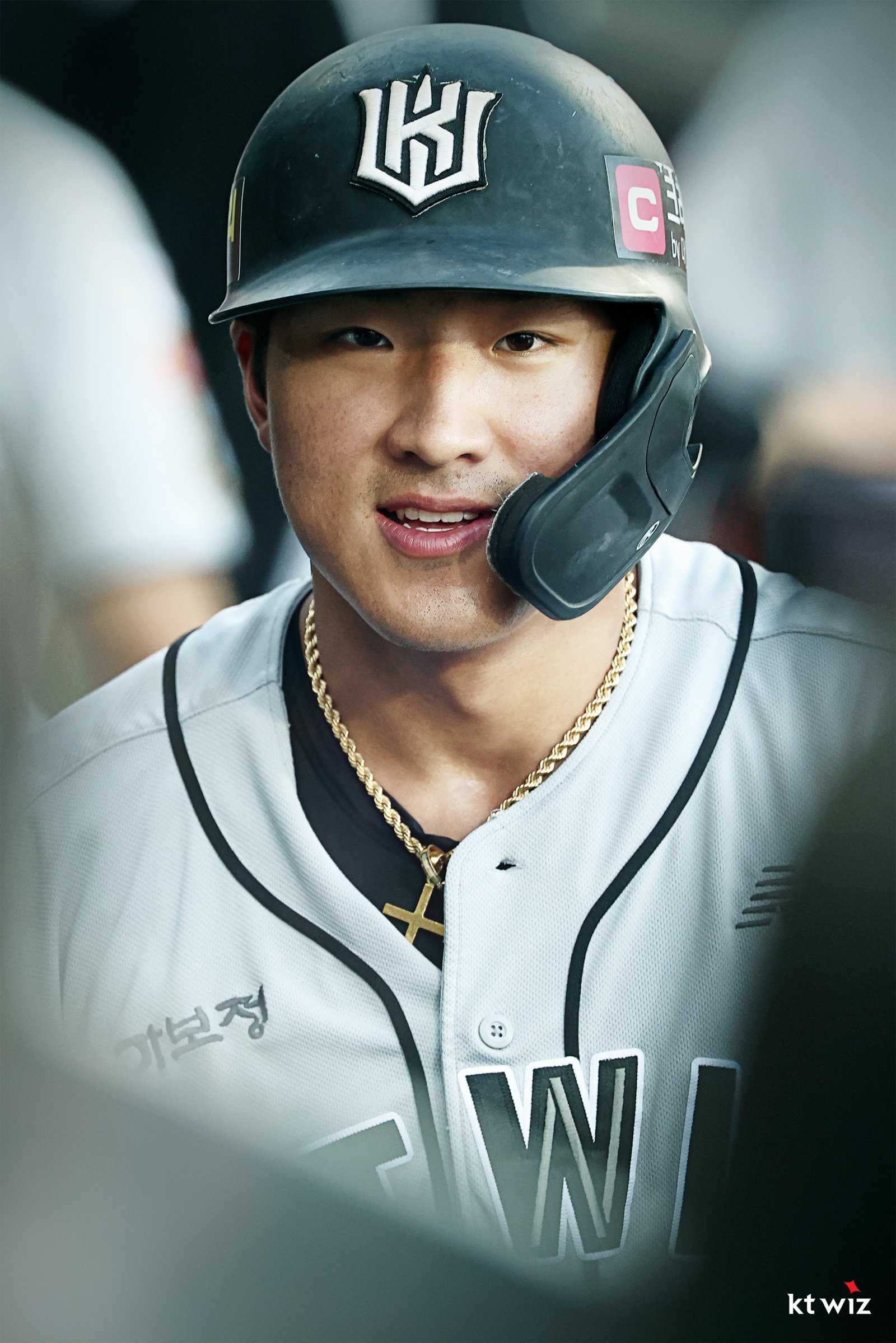 KT 안현민은 올해 KBO리그와 대표팀에서 활약으로 한국 야구계를 놀라게 했다. 연말 각종 시상식을 휩쓴 안현민은 신인상·골든글러브를 동시 수상으로 리그 역사도 다시 썼다. 사진제공|KT 위즈