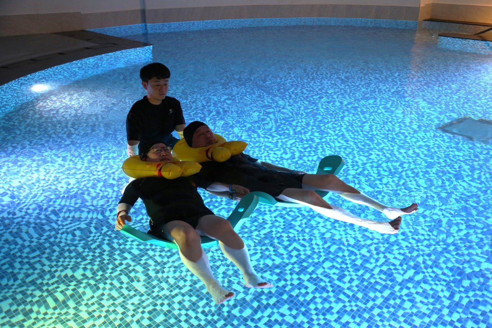 물속에서 편안하게 떠 있으면서 심신을 이완하고 내면의 평화를 찾는 명상풀 프로그램