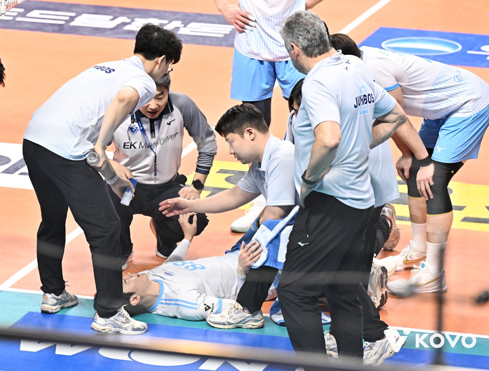 대한항공 임재영(가운데)이 28일 우리카드전 도중 왼쪽 무릎을 다쳐 코트에 쓰러져 있다. 사진제공|KOVO