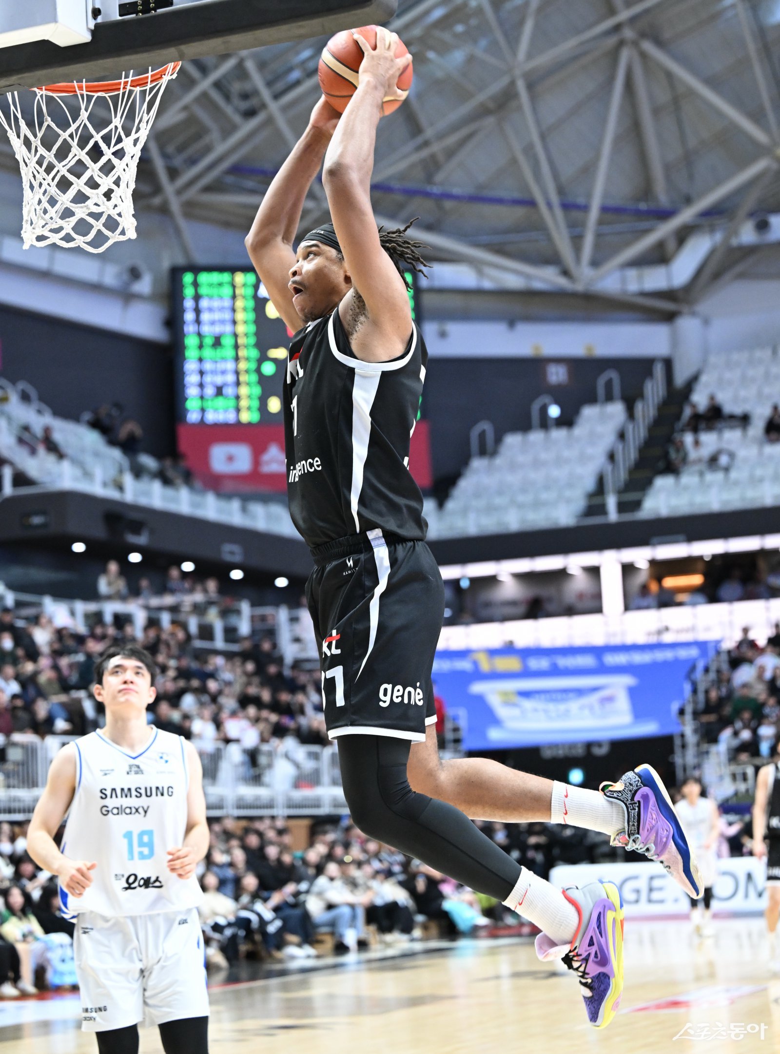 KT 아이재아 힉스가 30일 수원KT소닉붐아레나서 열린 삼성전에서 덩크를 시도하고 있다. 이날 힉스는 39점을 폭발하며 팀의 111-86 승리를 이끌었다. 사진제공|KBL