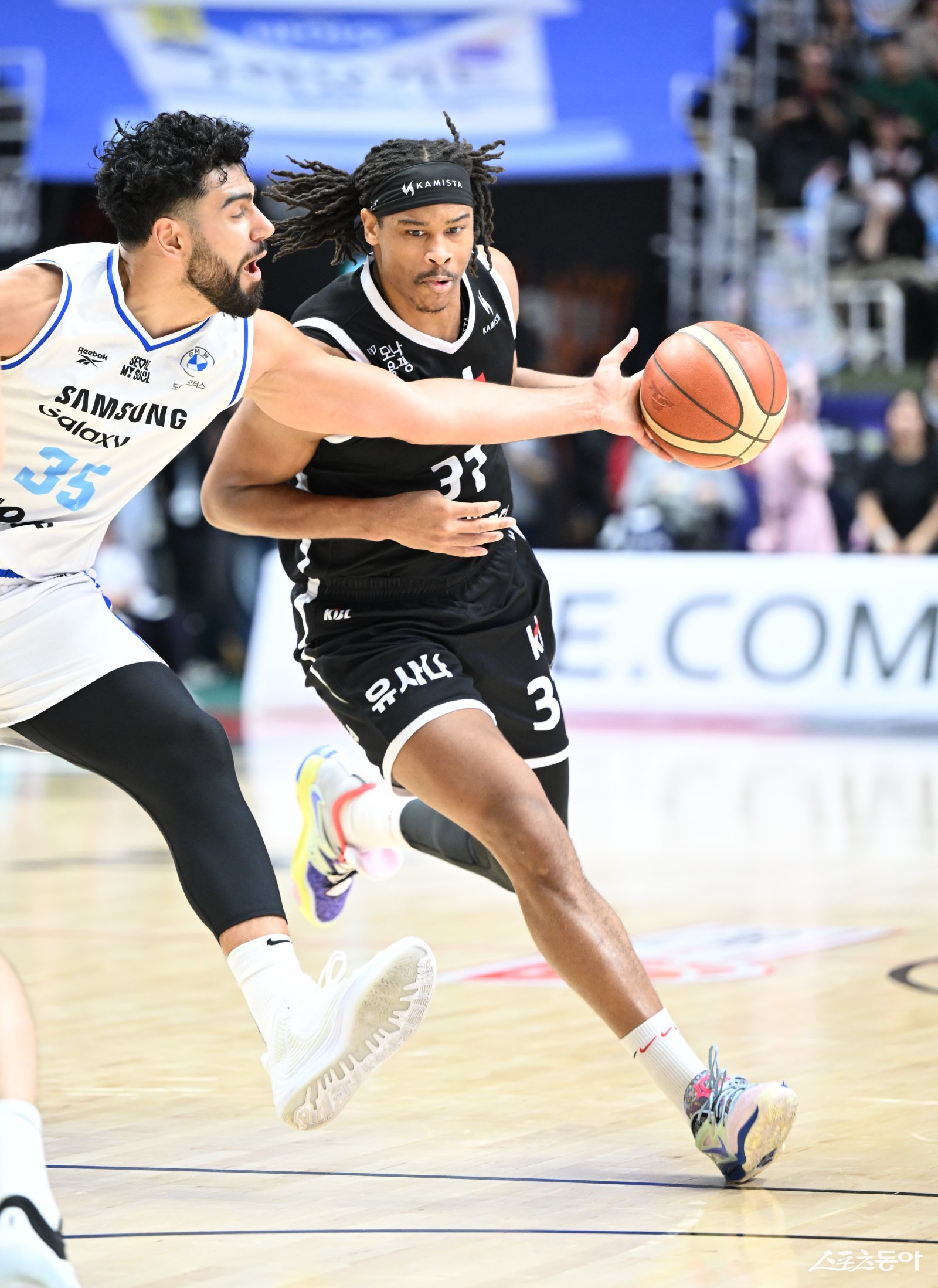 KT 아이재아 힉스(오른쪽)가 30일 수원KT소닉붐아레나서 열린 삼성전에서 케렘 칸터의 수비를 뚫고 공격을 시도하고 있다. 이날 힉스는 39점을 폭발하며 팀의 111-86 승리를 이끌었다. 사진제공|KBL