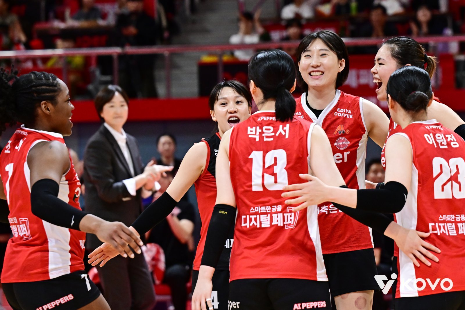 페퍼저축은행 선수들이 30일 GS칼텍스와 홈경기 도중 득점한 뒤 한데 모여 기뻐하고 있다. 사진제공|KOVO