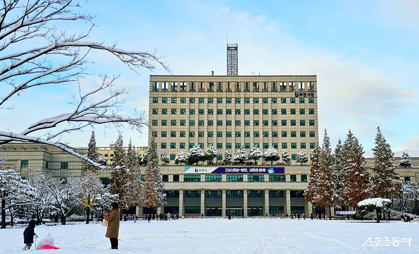 부천시는 지난 30일 2026년부터 달라지는 주요 행정제도와 시책을 발표하며 시민 생활 편의 향상과 복지 강화에 나선다(부천시청 전경). 사진제공｜부천시