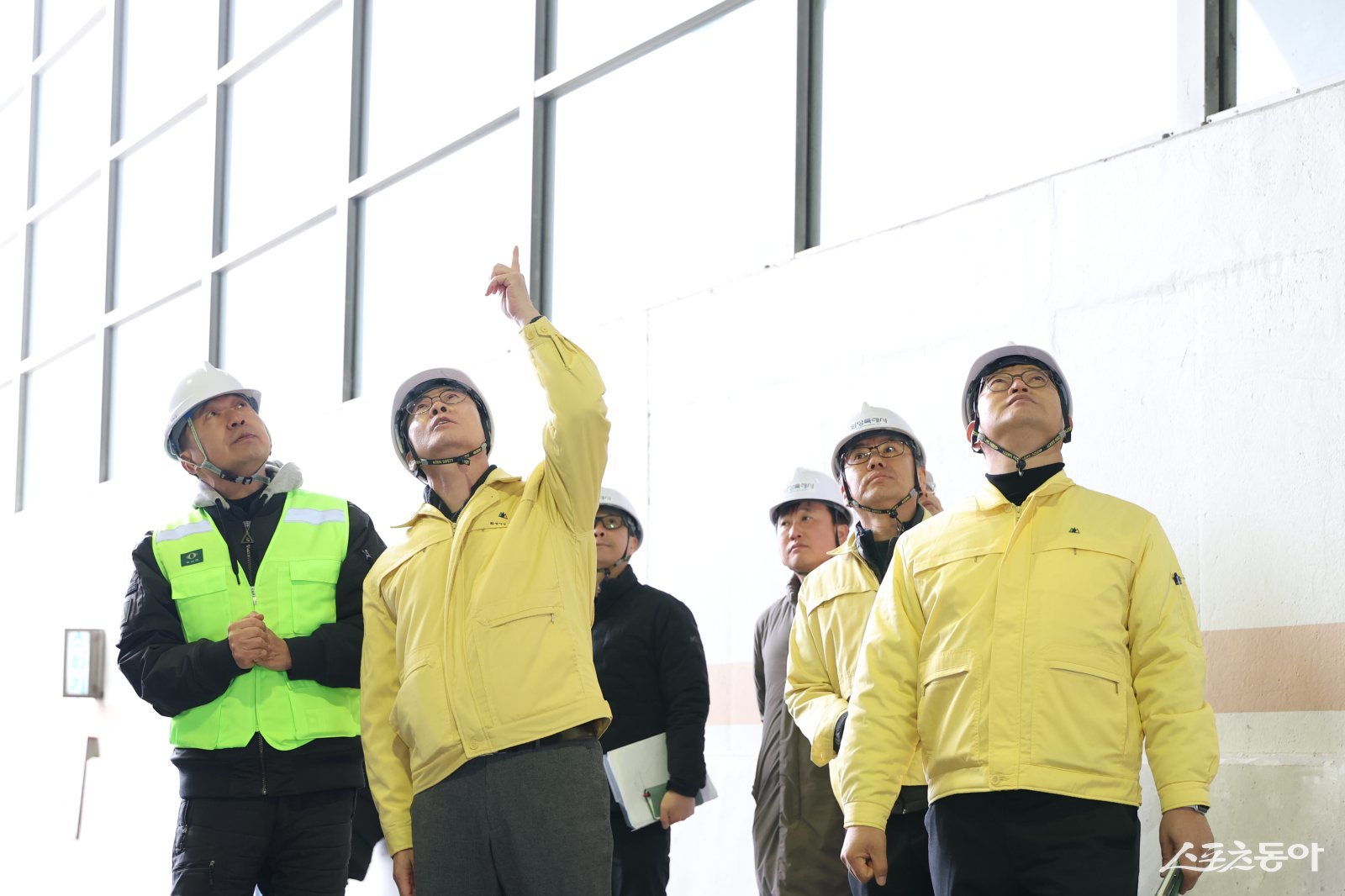 정명근 화성특례시장이 지난 24일 동탄숲 생태터널 긴급안전조치 현장을 찾아 공사 추진상황을 살피고 있다. 사진제공｜화성시